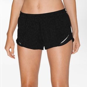 Lululemon Hotty Hot Short 2.5” Size 6 Black Camo